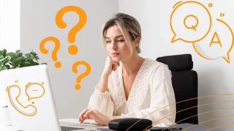 девушка за ноутбуком